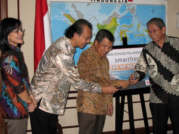 [PR] SMS Donasi 5000 dari Pelanggan smartfren untuk Korban Bencana Alam Tsunami Mentawai & Gunung Merapi