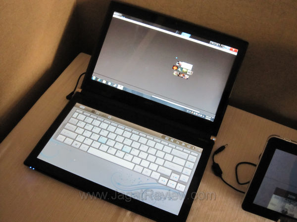 Acer Iconia Dual Screen Laptop menggunakan Intel Core i5 560M Acer Iconia Dual Screen Laptop menggunakan Intel Core i5 560M
