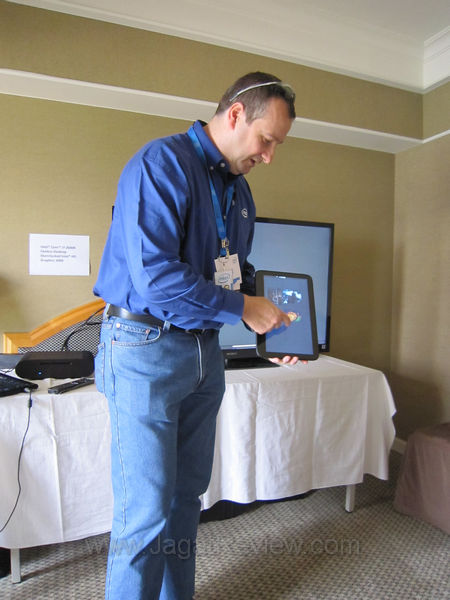 Francois Piednoel, Senior Performance Analyst, sedang mendemokan responsifitas tablet Intel Atom yang menggunakan sistem operasi win7 home premium Francois Piednoel Senior Performance Analyst sedang mendemokan responsifitas tablet Intel Atom yang menggunakan sistem operasi win7 home premium