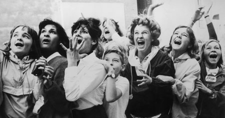 Perilaku Remaja Indonesia yang Memalukan di Dunia Maya 2 screaming fans