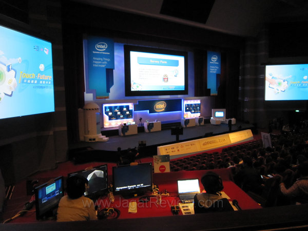 1 Inilah panggung tempat acara ini berlangsung