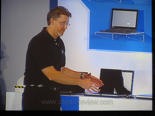 6 2 Seorang teknisi intel sedang mendemokan teknologi itu didepan penonton