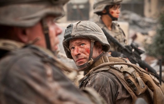 Aaron-Eckhart-in-Battle-Los-Angeles-movie-clip-screenrant Aaron Eckhart in Battle Los Angeles movie clip screenrant