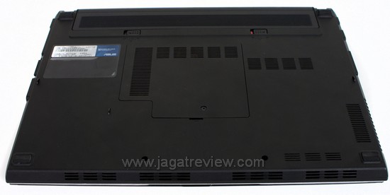 Tampak bawah : walau hanya dilengkapi dengan satu module penutup Anda dapat melakukan praktek upgrade dengan mudah