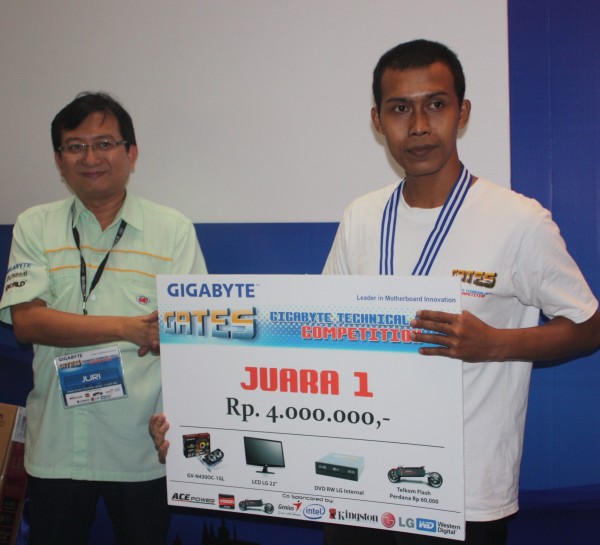 Juara 1 Achmadin dari Quantum Komputer M2M foto bersama Pak Darwin dari PT NJT .jpg
