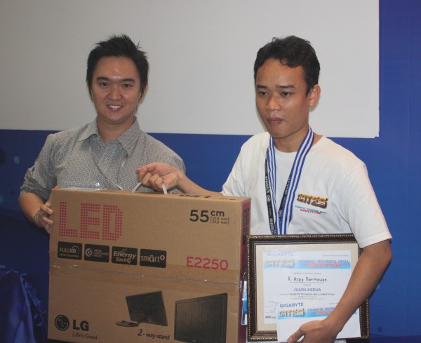 Juara 2 R Asep Darmawan dari Pagazus Komputer Orio Dusit foto bersama Pak Robby dari LG .jpg