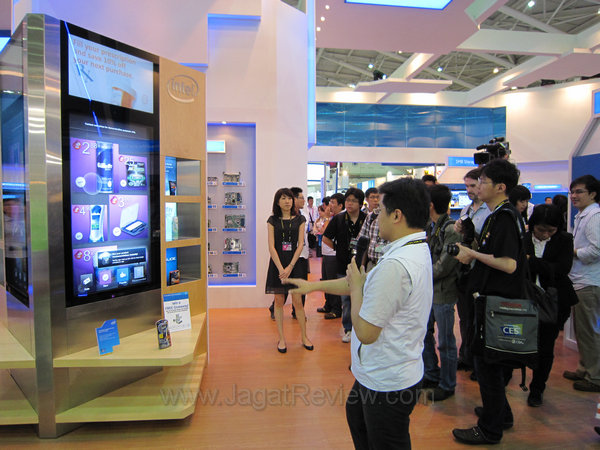 KIOSK dengan sistem intel dikendalikan kayak kinect