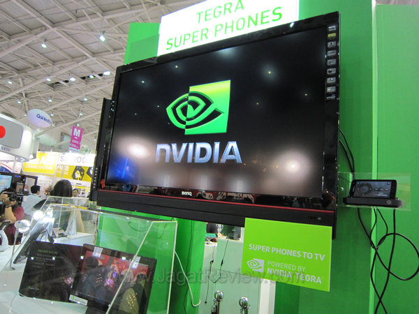 computex2011 Motorola Atrix 4G w Docking Connecto to Full HD TV