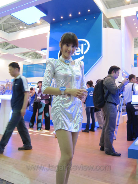 computex2011 intel booth babes 01