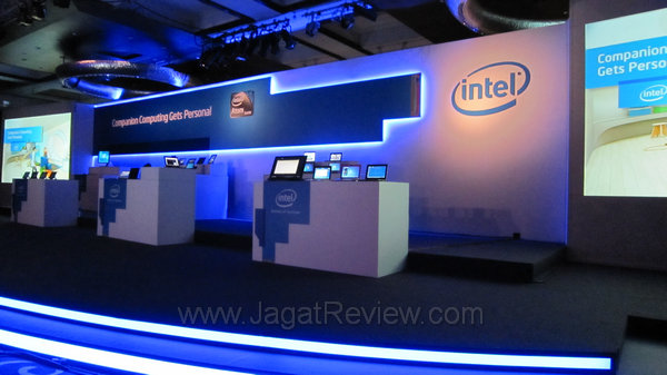 computex2011 intel booth babes fix 1