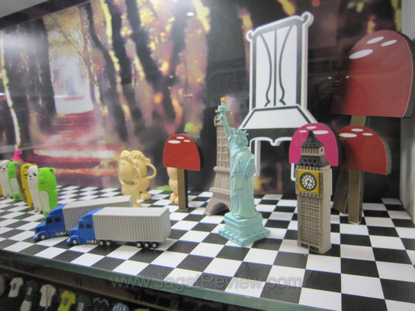 computex 2011 SuperTalent Statue Fancy Flash Drives