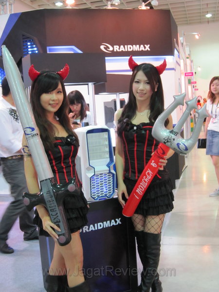 computex_2011_booth_babes_day2_part2_011