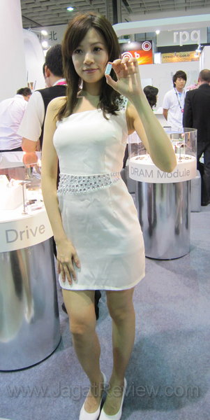 computex_2011_booth_babes_day2_part2_014