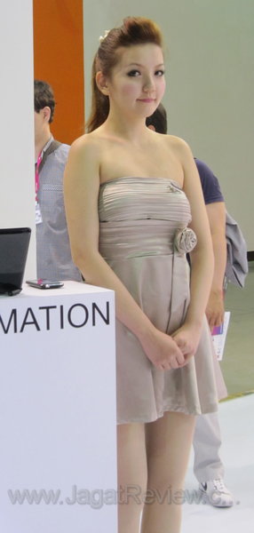 computex_2011_booth_babes_day2_part2_015