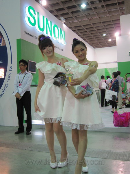 computex_2011_booth_babes_day2_part2_017