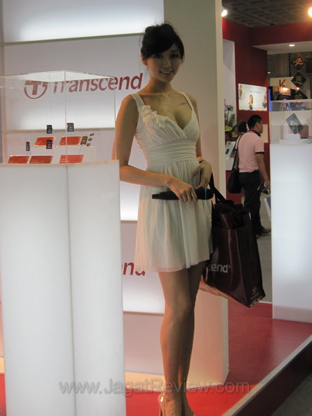 computex_2011_booth_babes_day2_part2_018