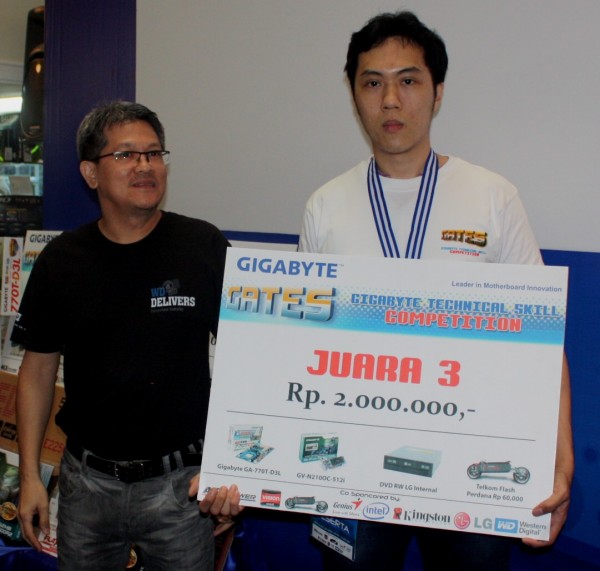 juara 3 Andrik Darmawan dari Sentra Komputer Harco Mas M2 bersama pak Harianto dari WD