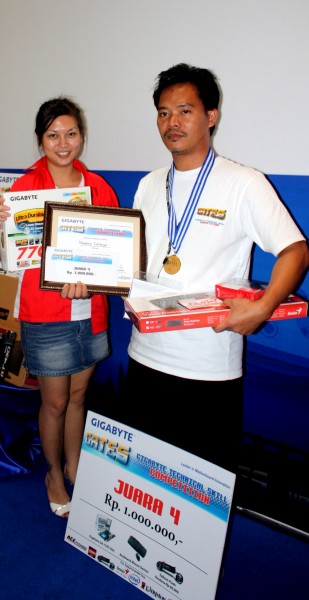 juara 4 Wawang Sunarya dari Digital System Orion Dusit bersama perwakilan dari Genius