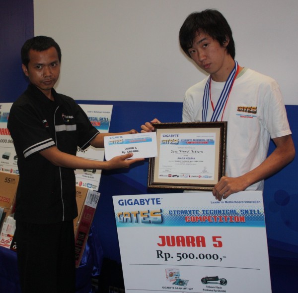 juara 5 Dicky Trimardi Budiharto dari Mega Central Computindo harco M2 bersama perwakilan dari Telkomflash