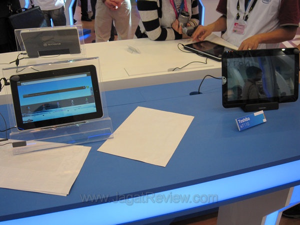 kanan Toshiba WT110 (sistem operasi android 3.0) kiri ga tau kanan Toshiba WT110 sistem operasi android 3.0