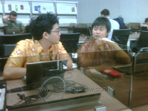computex_2011_diary_day4_007 oik dan iyus sedang berdikusi di press center