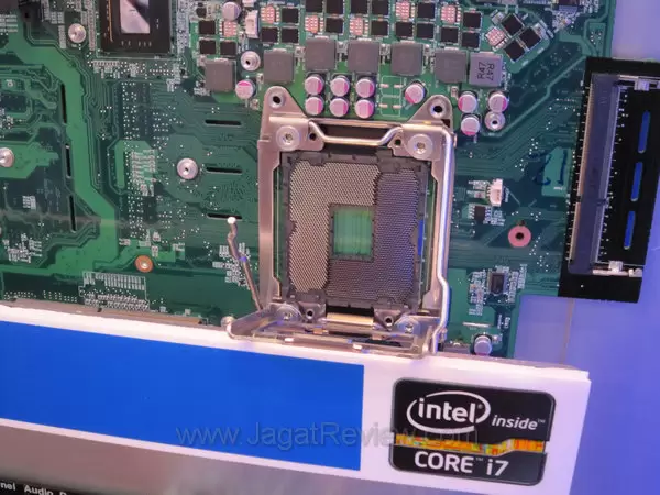 wujud Soket LGA2011 yg dipake di mobo chipset Intel X79