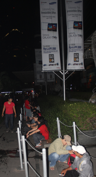 Antrian dimulai pada hari jumat 1 Juli pukul 9 malam pic 5