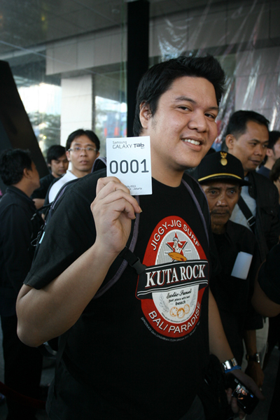 Imam pengantri nomor 1 yang mengantri sejak pukul 9 malam hari sebelumnya pic 4