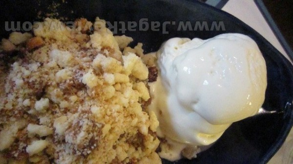 apple crumble & vanilla ice cream apple crumble vanilla ice cream