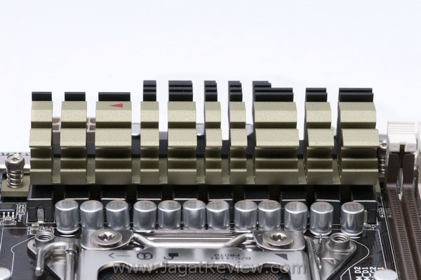 ASUS_Sabretooth_X79_Board_HeatsinkCeramicCoating_VRM ASUS Sabretooth X79 Board HeatsinkCeramicCoating VRM