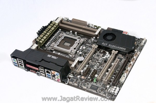 ASUS Sabretooth X79 Board OverView1