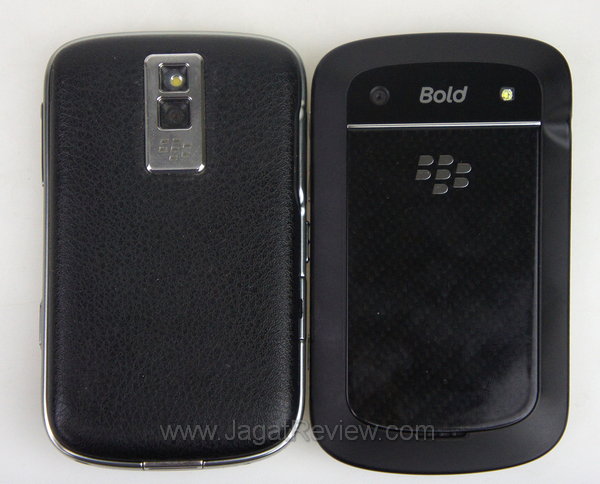 Blackberry Bold 9900 Perbandingan Belakang