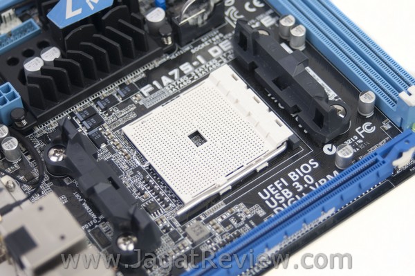 ASUS_F1A75-I_Deluxe_Board_SocketArea2 ASUS F1A75