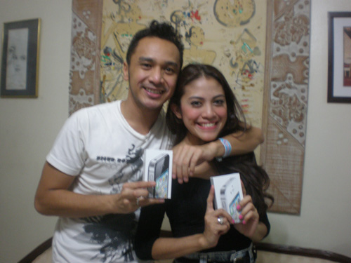 Giring dan Istri Pemilik iPhone 4S pertama di Indonesia