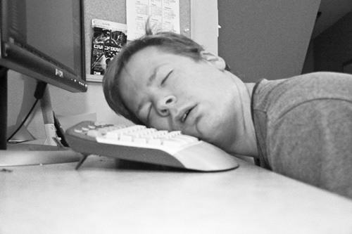 Seorang Gamer Tewas Setelah Bermain Game 23 Jam Tanpa Henti! 3 sleepy gamer