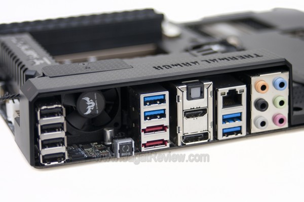ASUS SABRETOOTH Z77 Board Backpanel