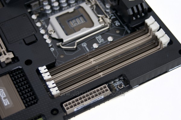 ASUS SABRETOOTH Z77 Board Slot Memory