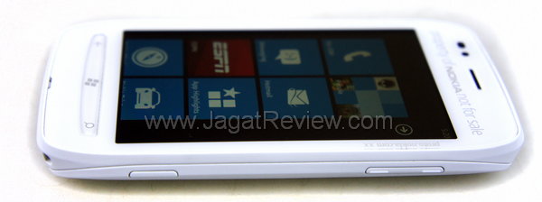 Nokia Lumia 710 - Sisi Kanan