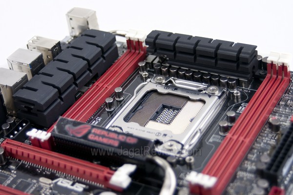 ASUS_Rampage_Extreme_IV_Formula_BF3_Board_SocketArea