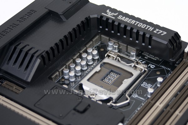 ASUS Sabertooth Z77 Board SocketArea alt