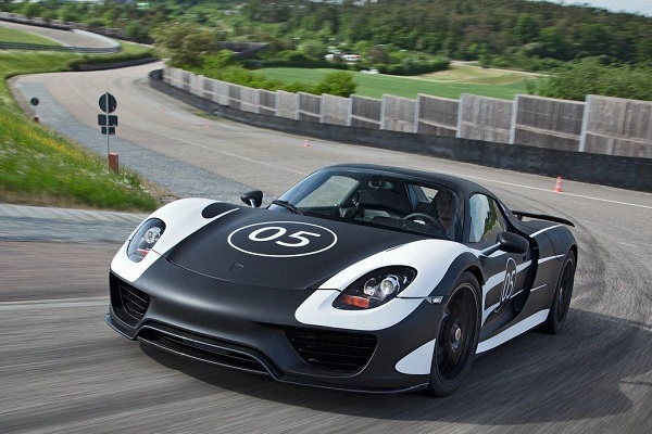 Porsche 918 Spyder Hybrid Kalahkan Tingkat Efisiensi Bahan Bakar Toyota Prius 5 Porsche 918 Spyder Hybrid