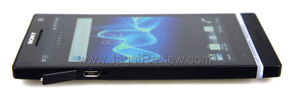 Review Sony Xperia S: Smartphone Android Pertama dari Sony Mobile 4 Sony Xperia S - Sisi Kiri