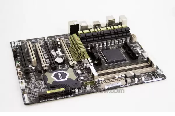 asus sabertooth 990fx board 01