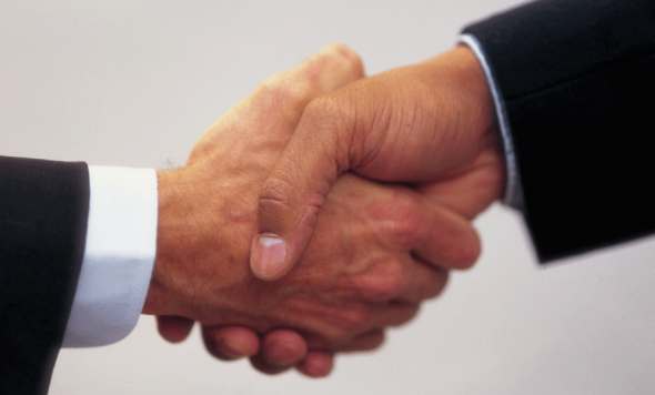 RIM Capai Kesepakatan dengan Nokia Terkait Paten WLAN 14 2012 10 05 hand shake 590