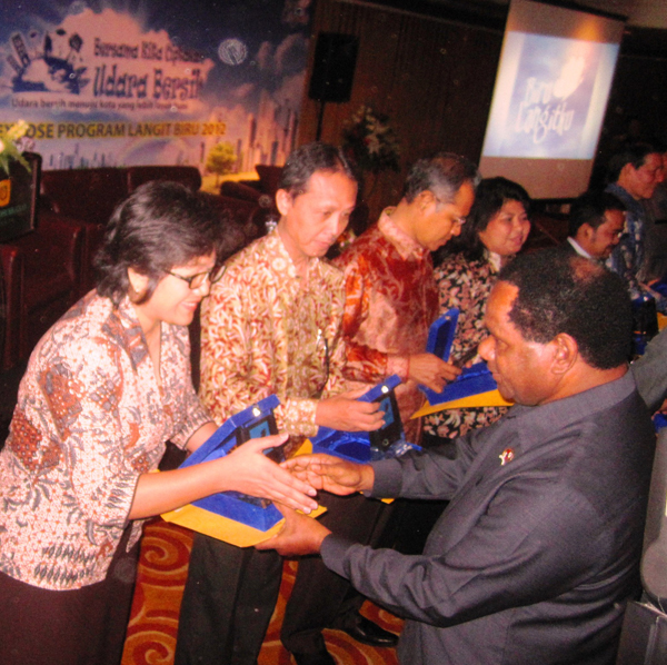 Chevrolet Captiva Terima Penghargaan Mobil Paling Ramah Lingkungan dari KLH Chevrolet Captiva Terima Penghargaan Mobil Paling Ramah Lingkungan dari KLH