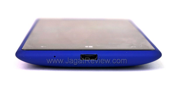 HTC Windows Phone 8x Bagian Bawah