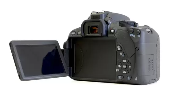 Canon EOS 700D 10 580 100