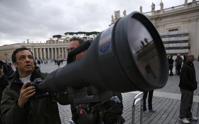 Mengabadikan Foto Paus Fransiskus I Dengan Lensa Nikkor 1200mm-1700mm 1 nikkor 1200 1700b