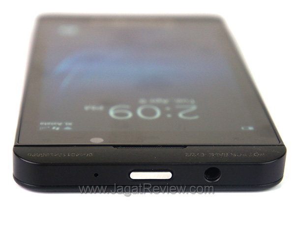 Blackberry Z10 - Sisi Atas Blackberry Z10 Sisi Atas