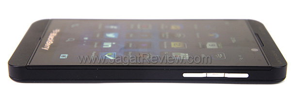 Blackberry Z10 - Sisi Kanan Blackberry Z10 Sisi Kanan